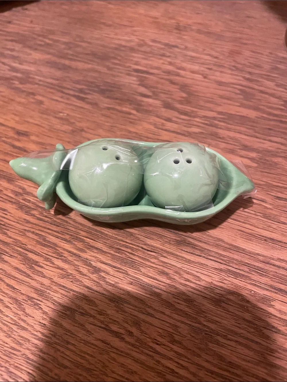 Green Pea Pod Ceramic Salt and Pepper Shaker Set mini